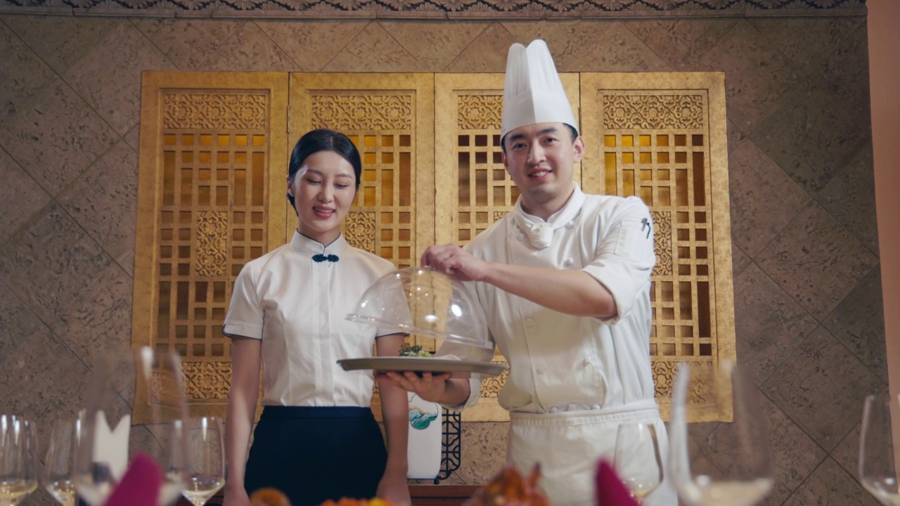 酒店厨师服务员的服务和介绍视频素材