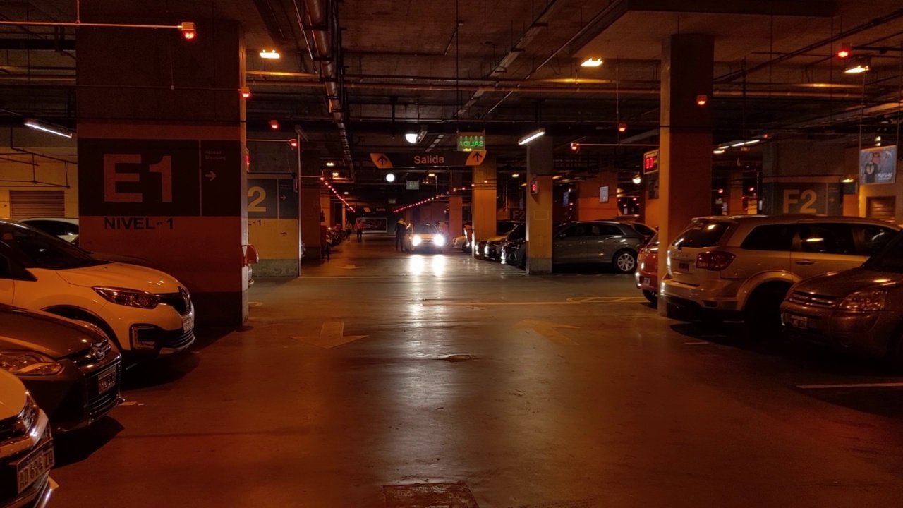 地下停车场在一个购物中心在布宜诺斯艾利斯，阿根廷。视频素材