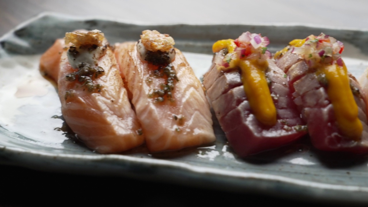 Tiraditos -亚洲寿司:甜三文鱼，金枪鱼，帕尔马扇贝，亚洲寿司视频下载