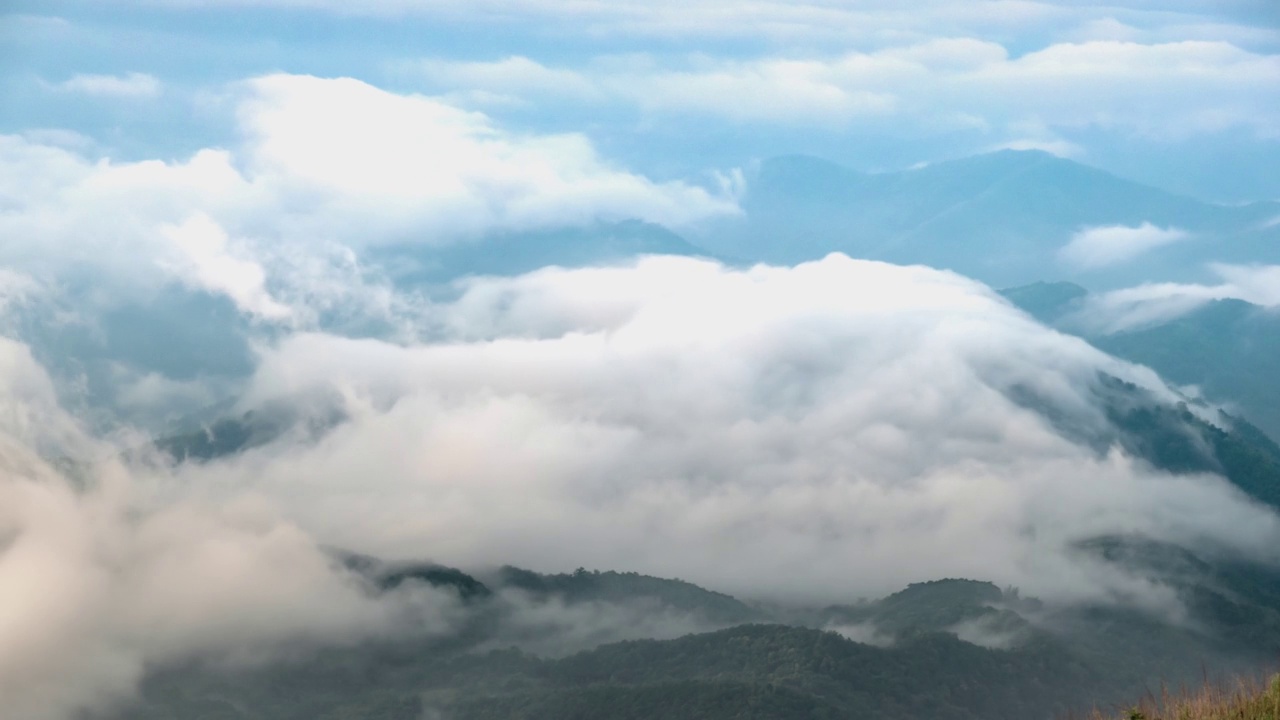 时光流逝4k视频，美丽的风景与雾和雾云在富塔比克，碧差汶，泰国视频素材