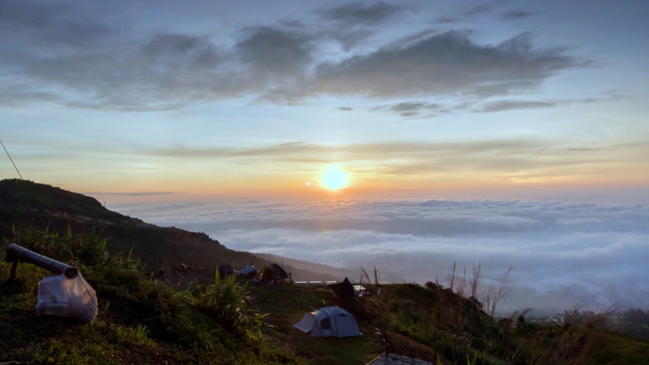 时光流逝4k视频，美丽的风景与雾蒙蒙的清晨日出在富塔比克，碧差汶，泰国视频素材