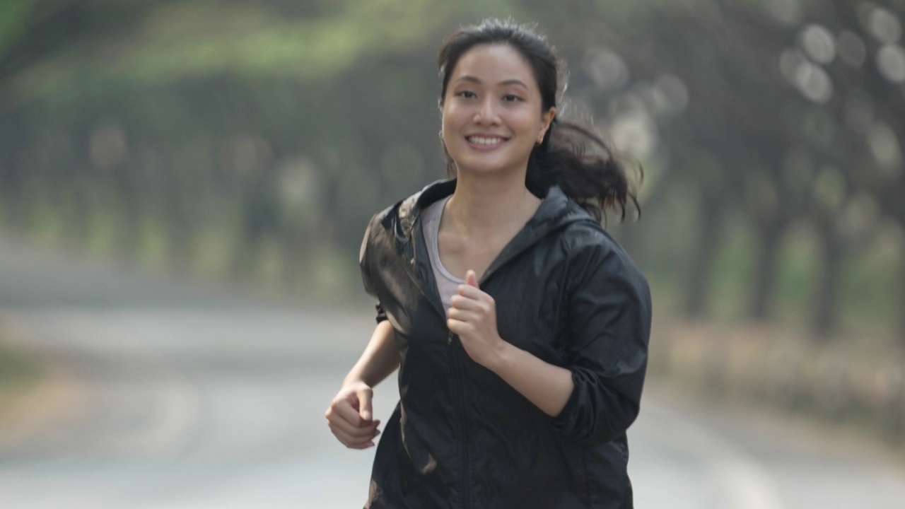 亚洲女性早上跑步和慢跑视频素材