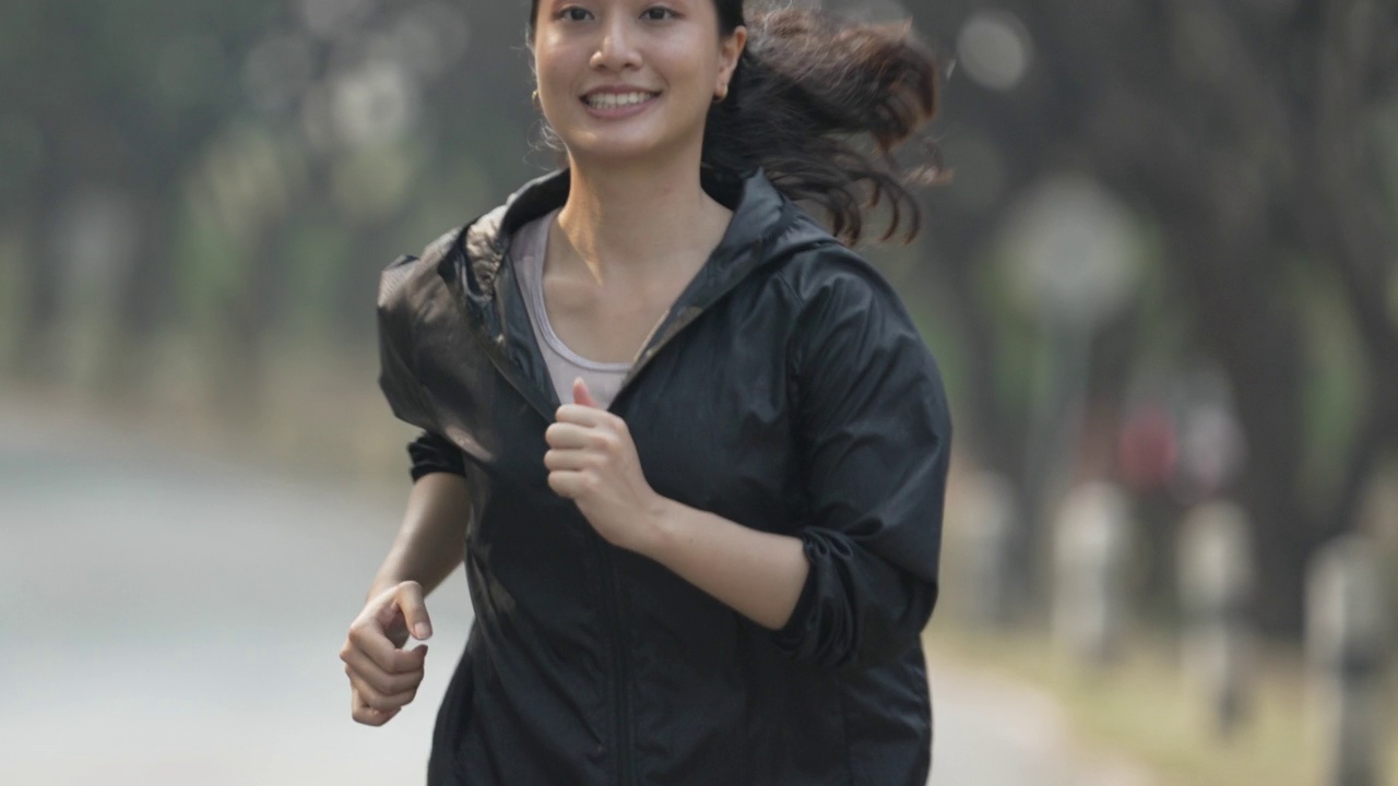 亚洲女性早上跑步和慢跑视频素材