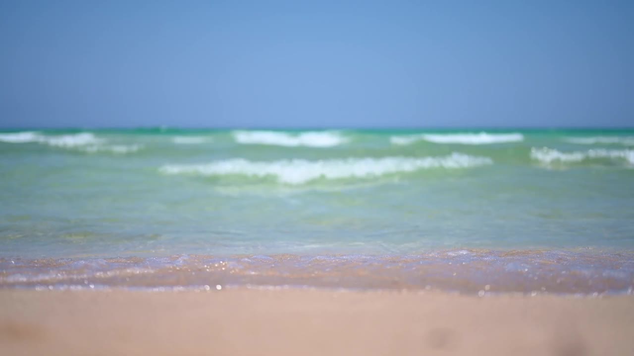 在绿松石海的热带海滩冲浪视频素材
