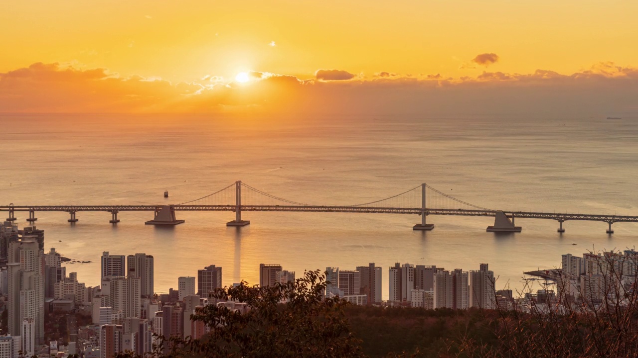 韩国釜山水英区金莲山一带的光大路大桥和市中心上空的Sunries视频素材