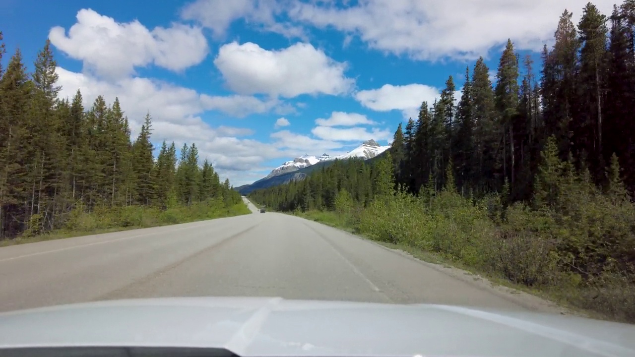 穿越加拿大落基山脉的公路旅行视频素材