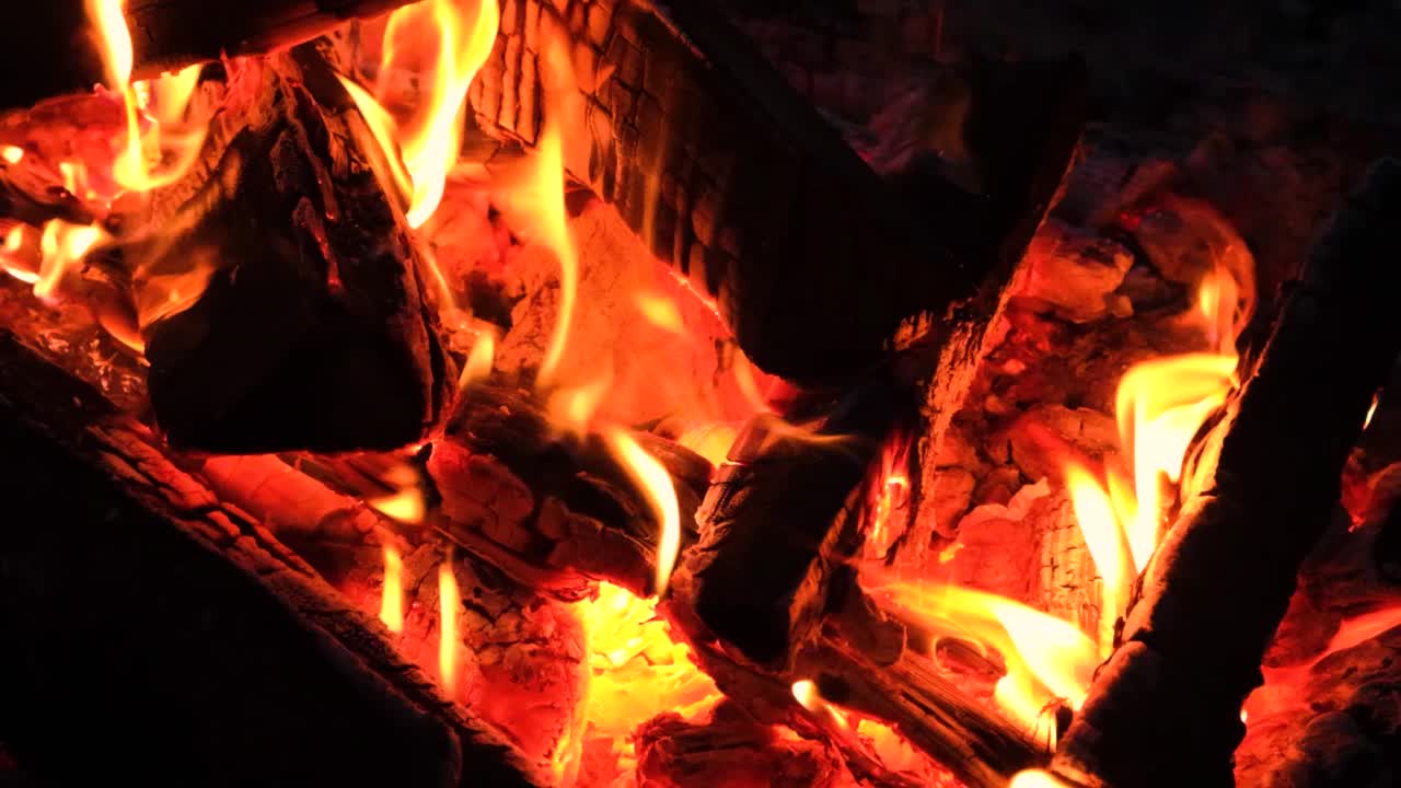 在火中燃烧木头视频素材
