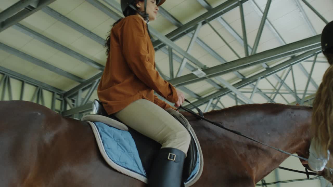 与女教练练习骑马的女人视频素材