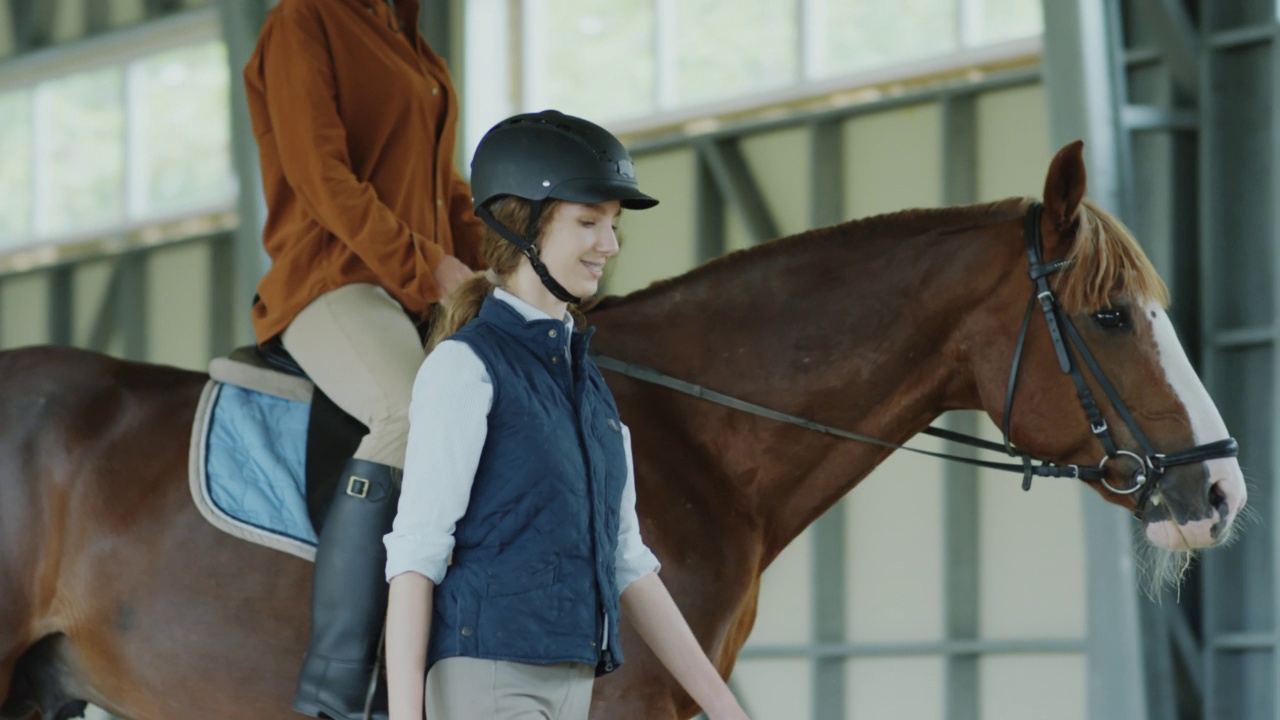 与教练练习骑马的女人视频下载