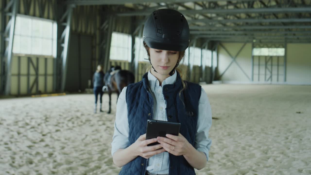 骑竞技场女骑师带碑画像视频下载