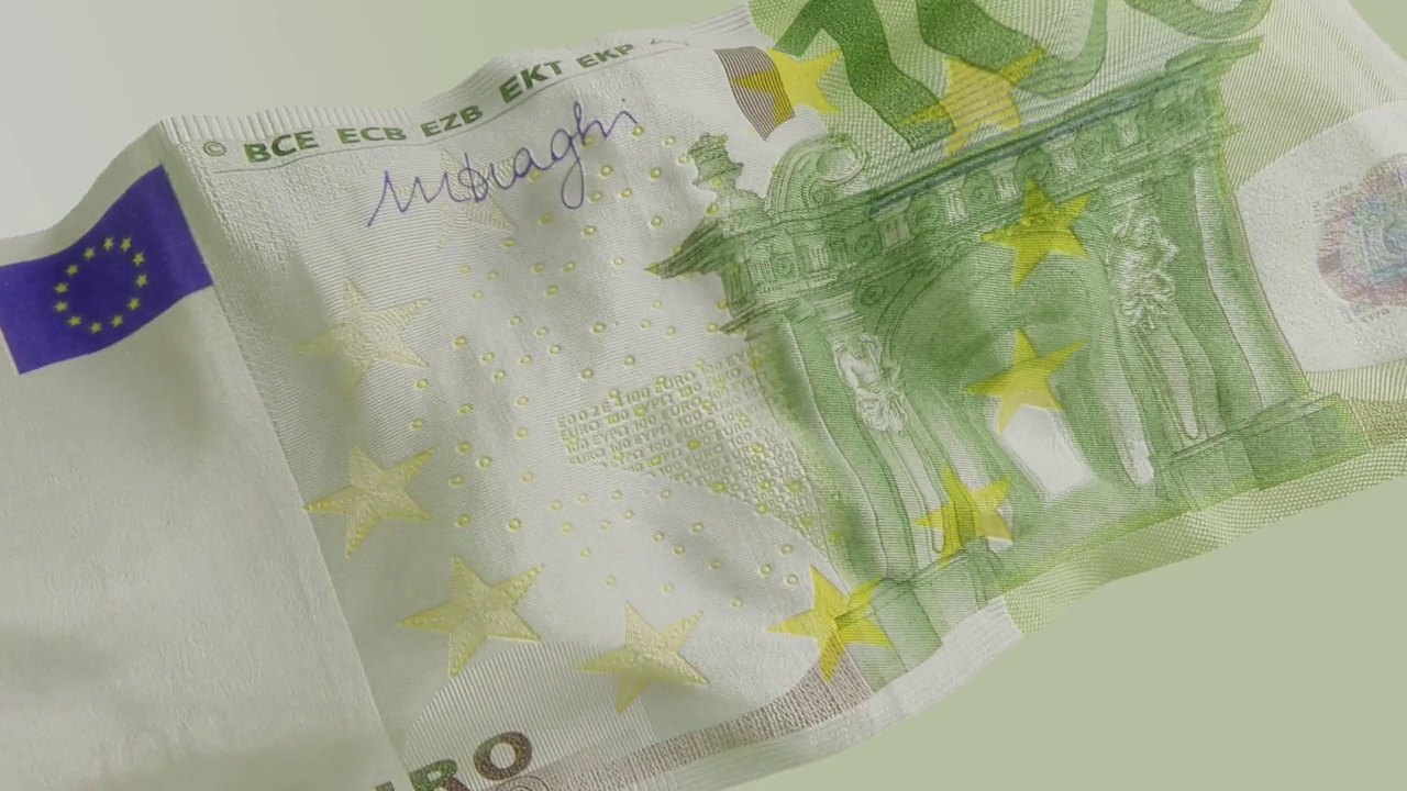挥舞着100欧元钞票视频下载