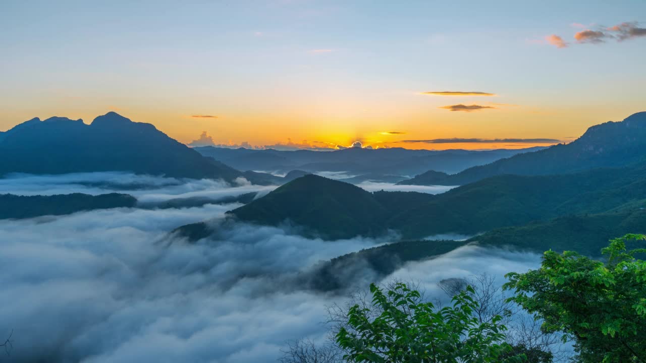 美丽的光日出天空在野生朦胧的自然与波浪低云在Nong khiaw山脉山谷，老挝。时间流逝4 k视频下载
