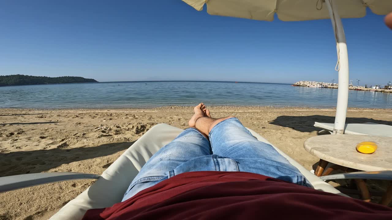 躺在沙滩躺椅上休息的男人视频素材