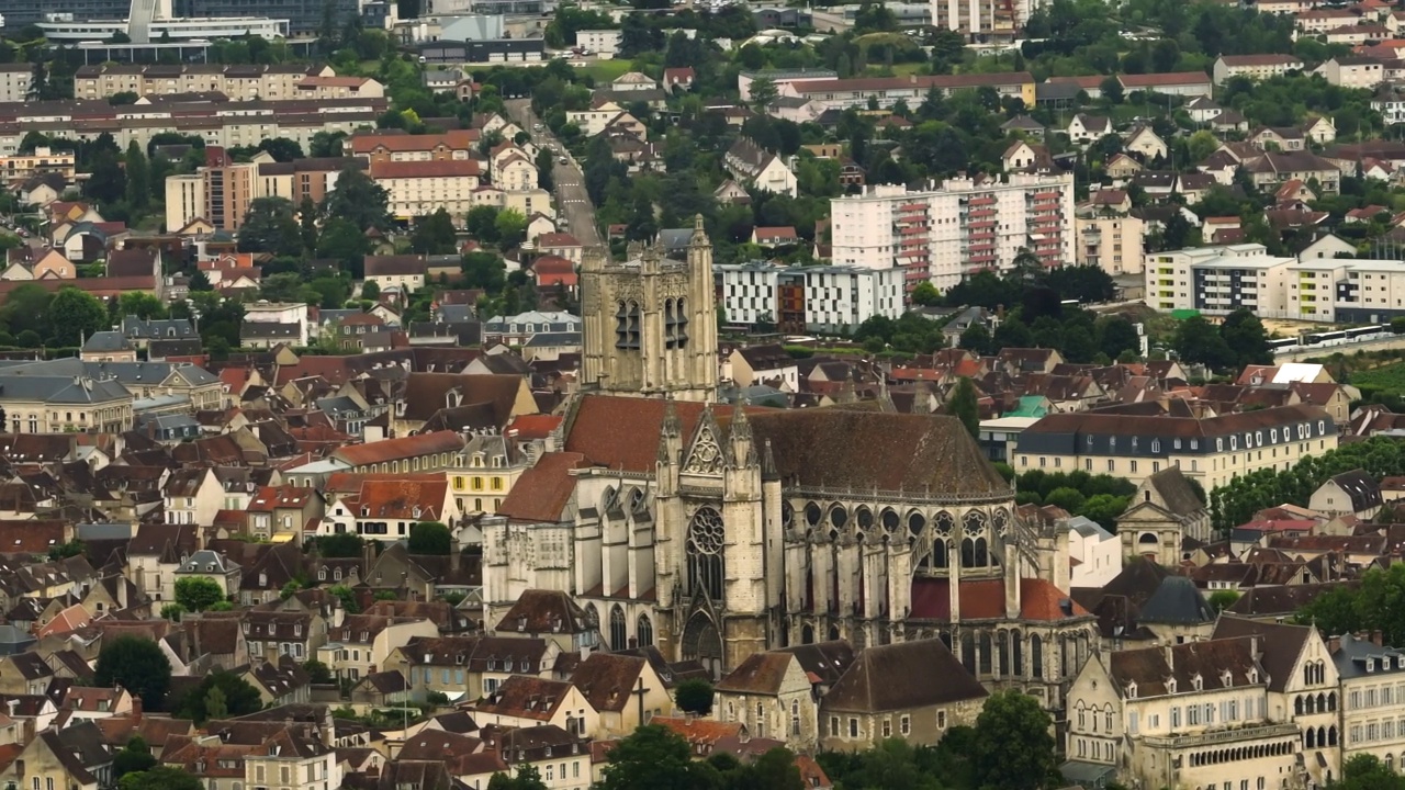 法国勃艮第的圣日耳曼修道院鸟瞰图。视差效果视频下载