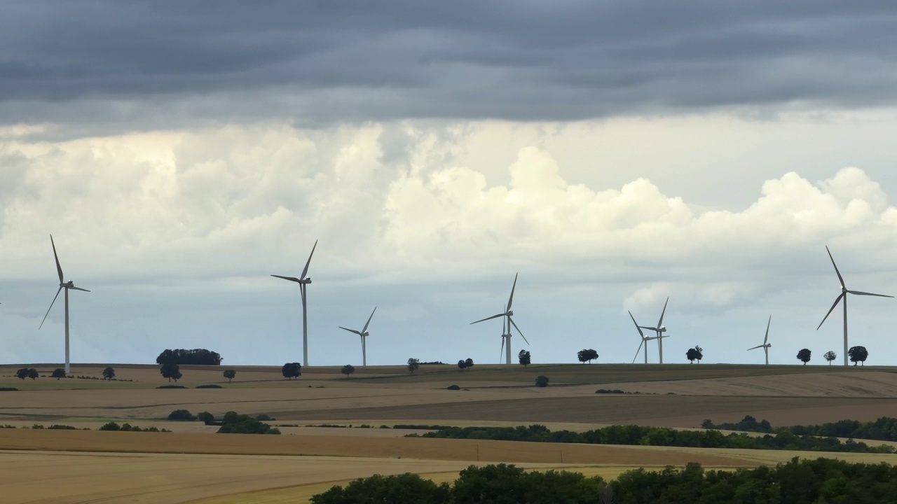 春天日落时，大型风力涡轮机映衬着蓝天。风园农场。替代能源生态自然视频素材