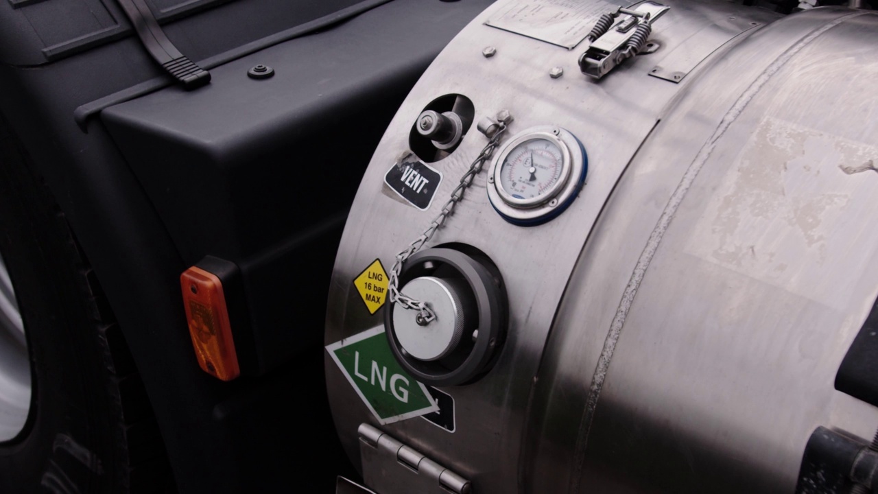 加油员将加油用的液化天然气龙头插入卡车的油箱视频下载
