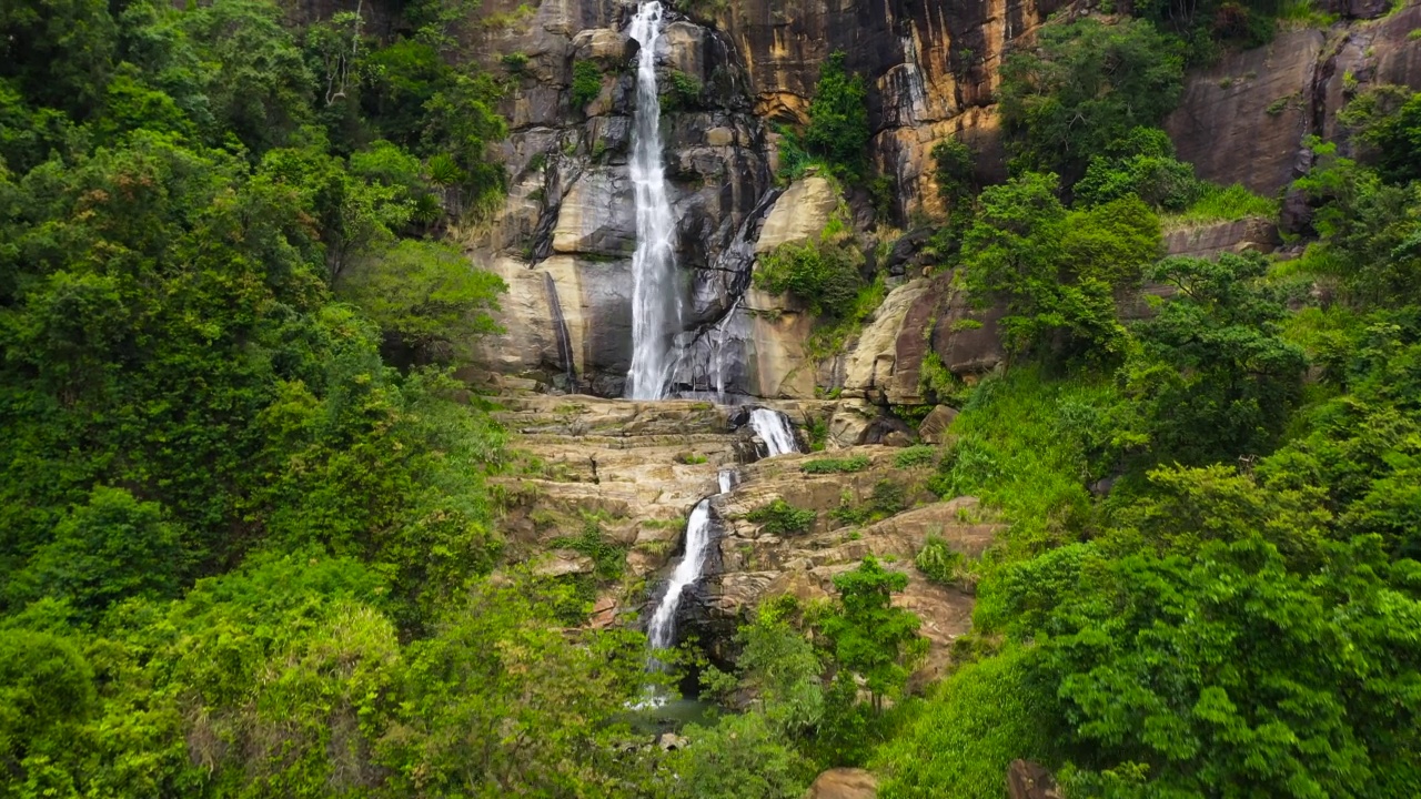 丛林中的拉瓦纳瀑布斯里兰卡。视频素材