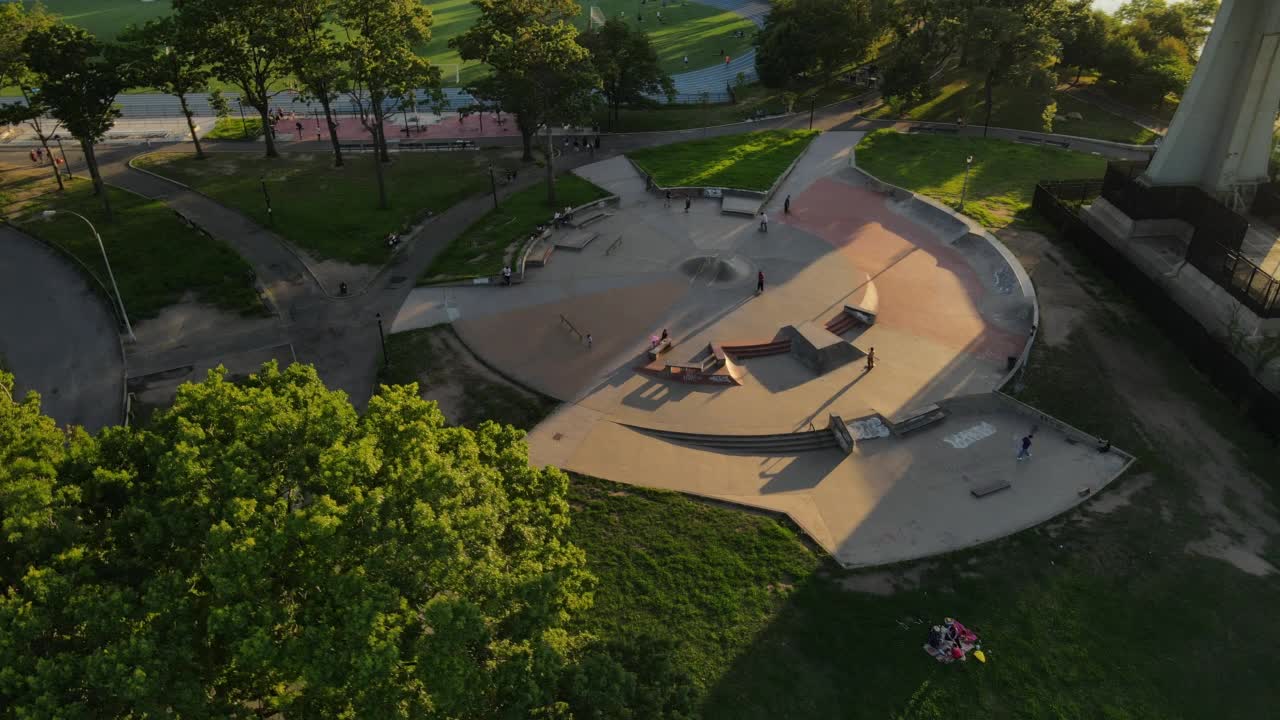 皇后区阿斯托里亚公园的滑板公园鸟瞰图视频下载