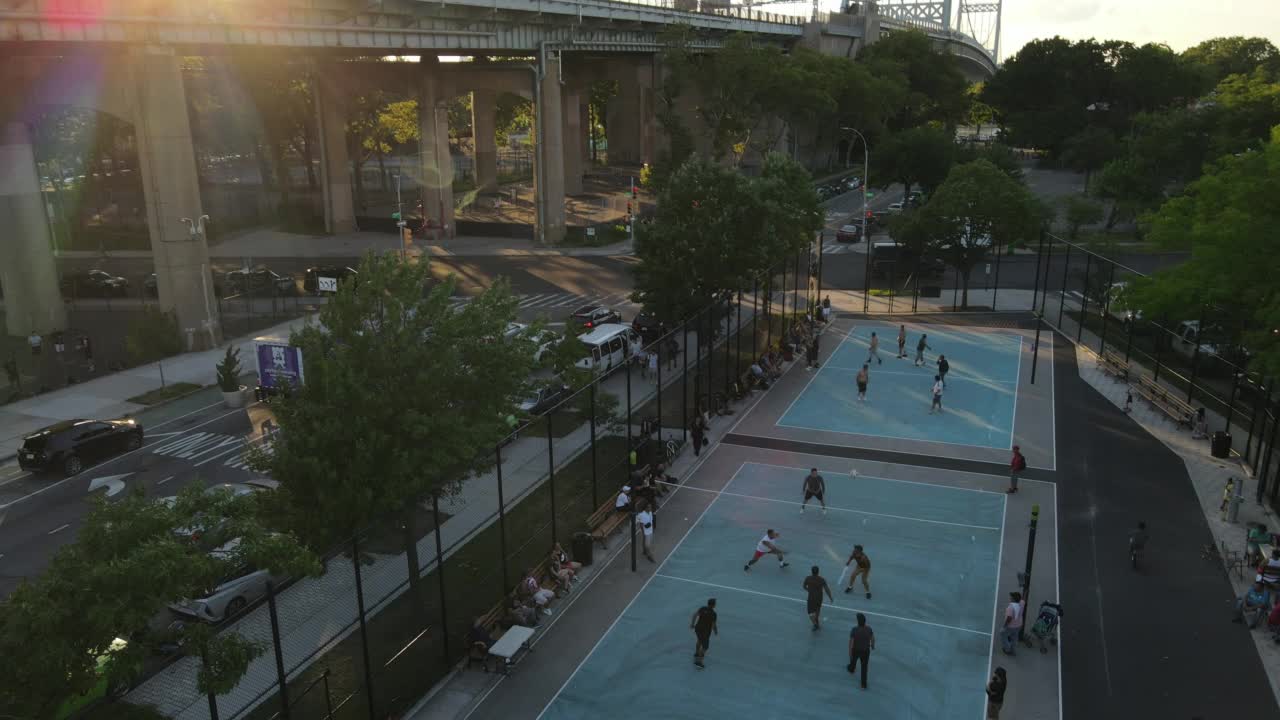 从鸟瞰图上看，在纽约皇后区，面目全非的人们正在打排球视频下载