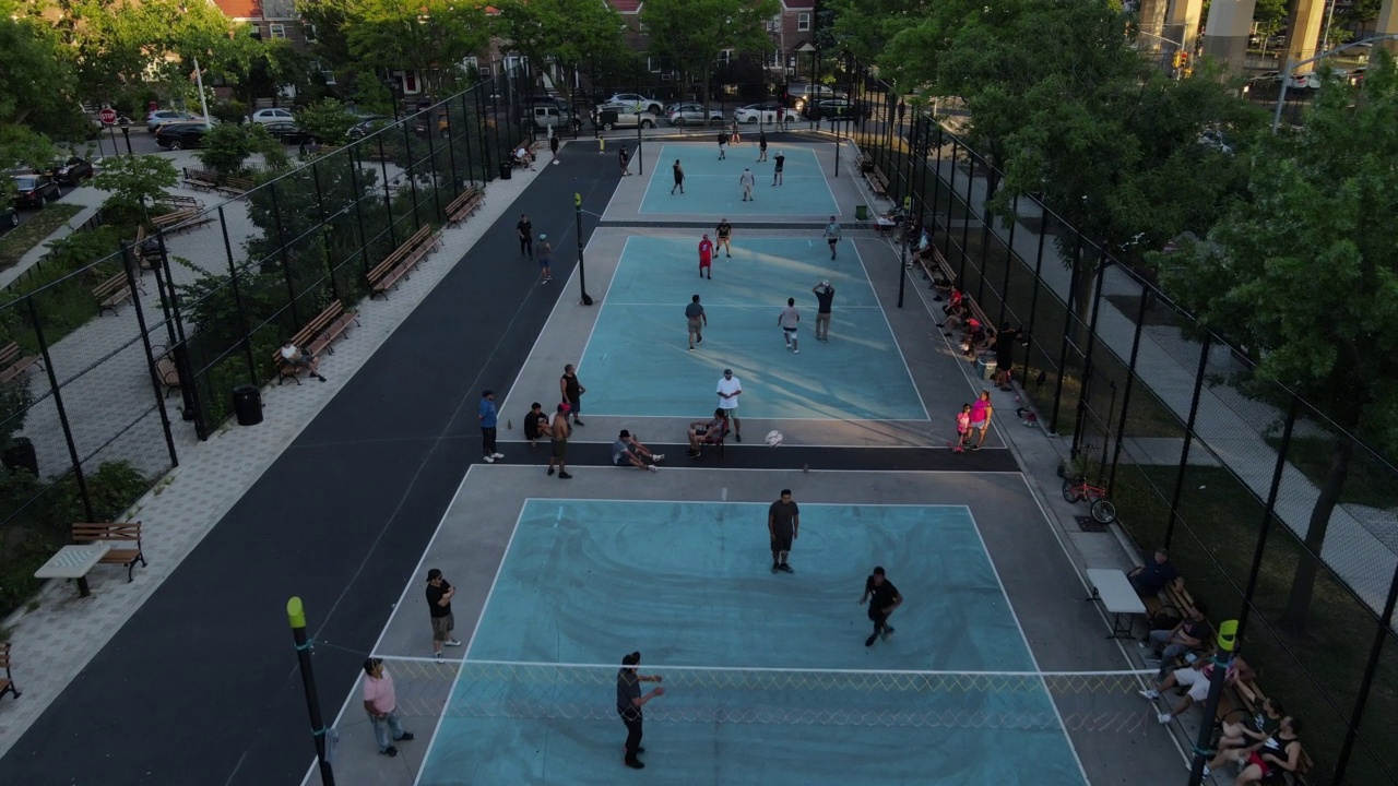 从鸟瞰图上看，在纽约皇后区，面目全非的人们正在打排球视频下载