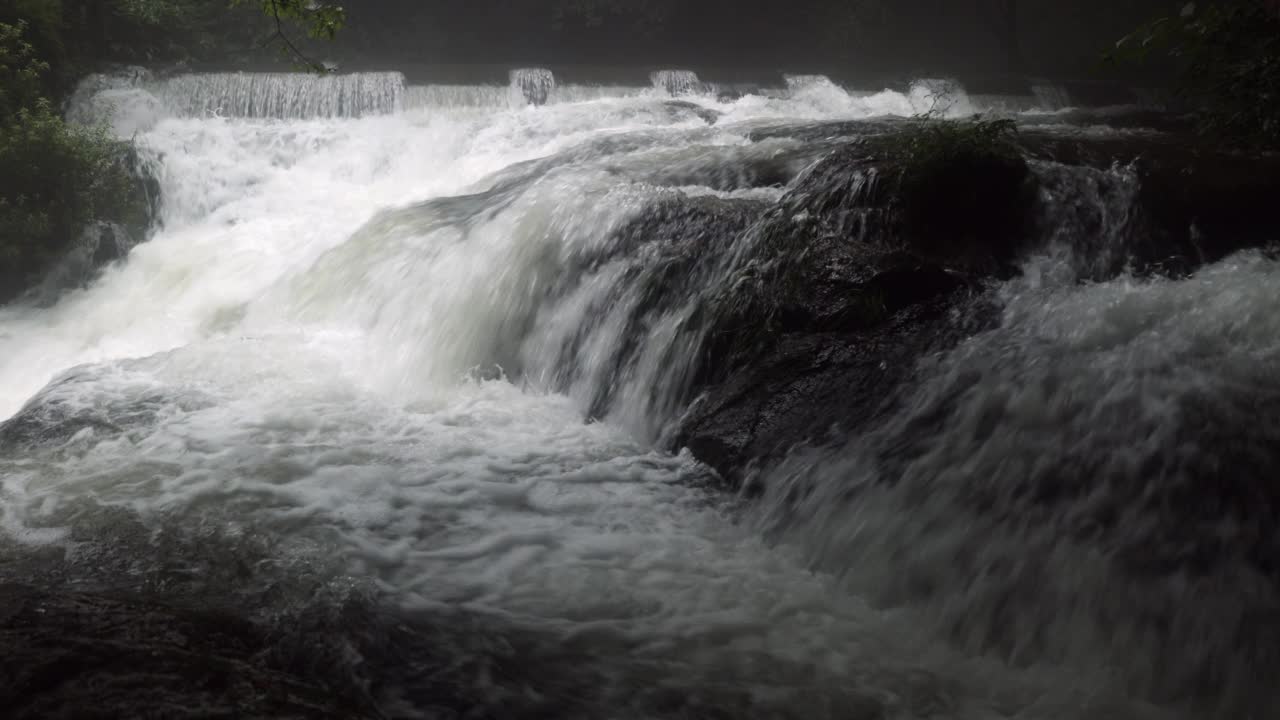瀑布溢流——日本北部的暴雨导致河流泛滥、泛滥和洪水视频素材