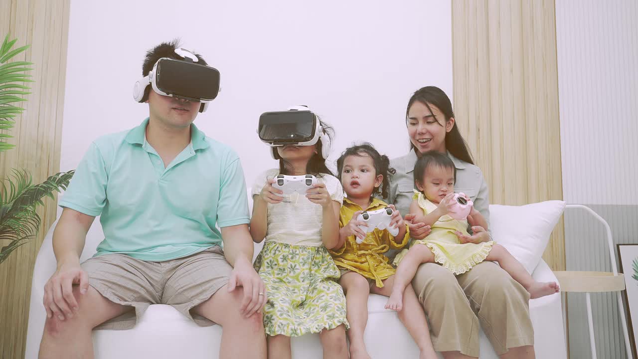亚洲家庭使用vr。或者周末假期在家虚拟现实。视频下载