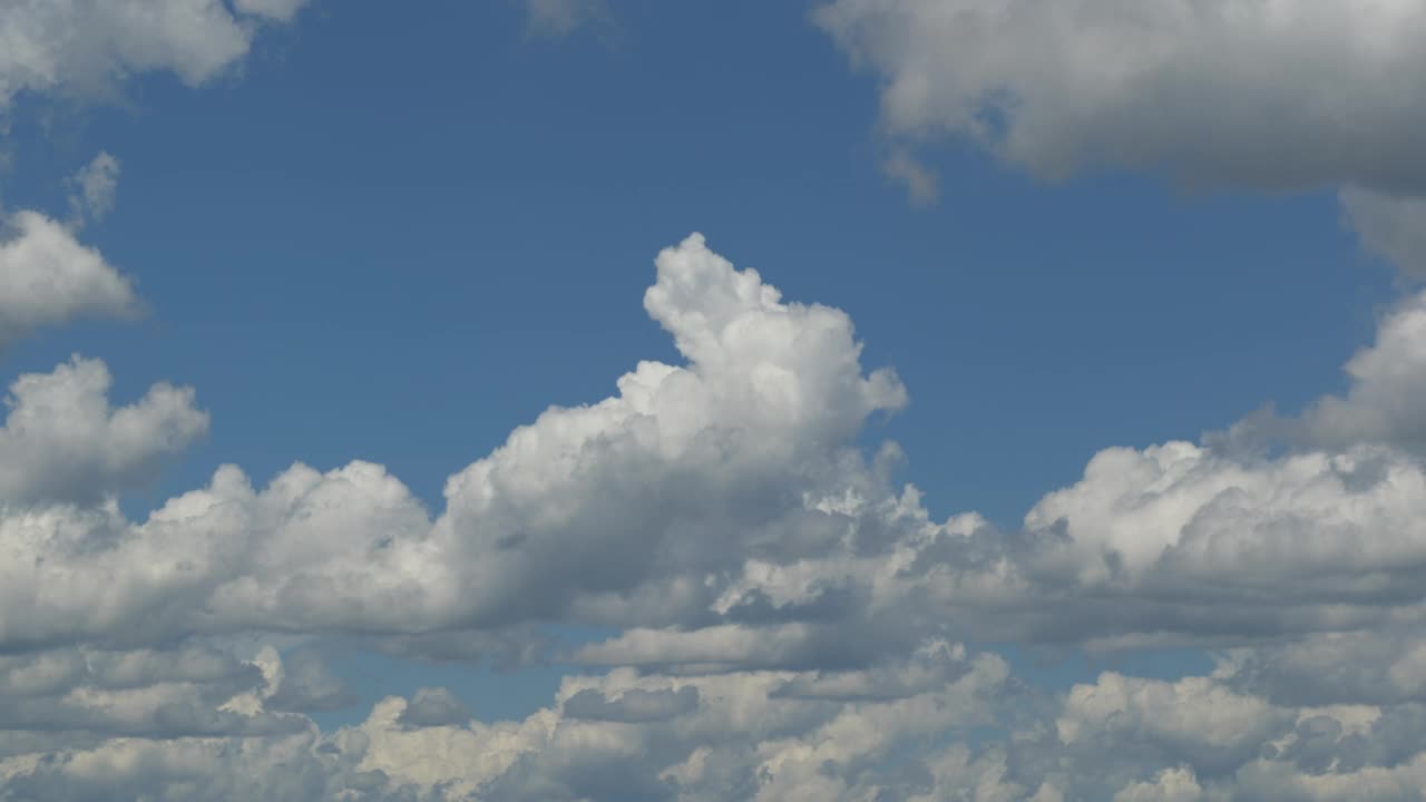 青空に浮かぶ白い雲 (White Clouds in a Blue Sky)视频下载