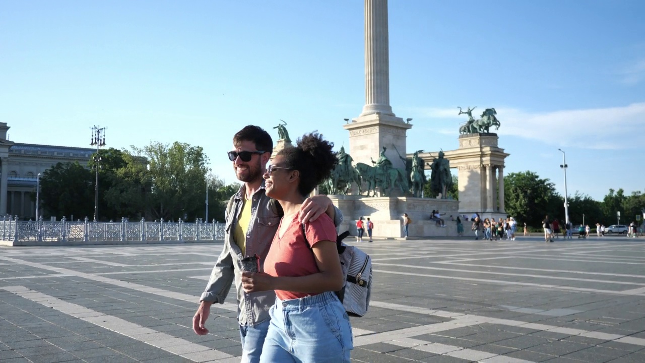 美丽的年轻的多种族夫妇享受城市假期视频素材