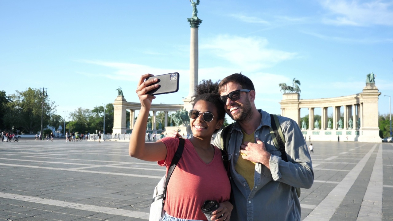 情侣们在夏天旅行，一起在城市里享受假期，拍照留影视频素材