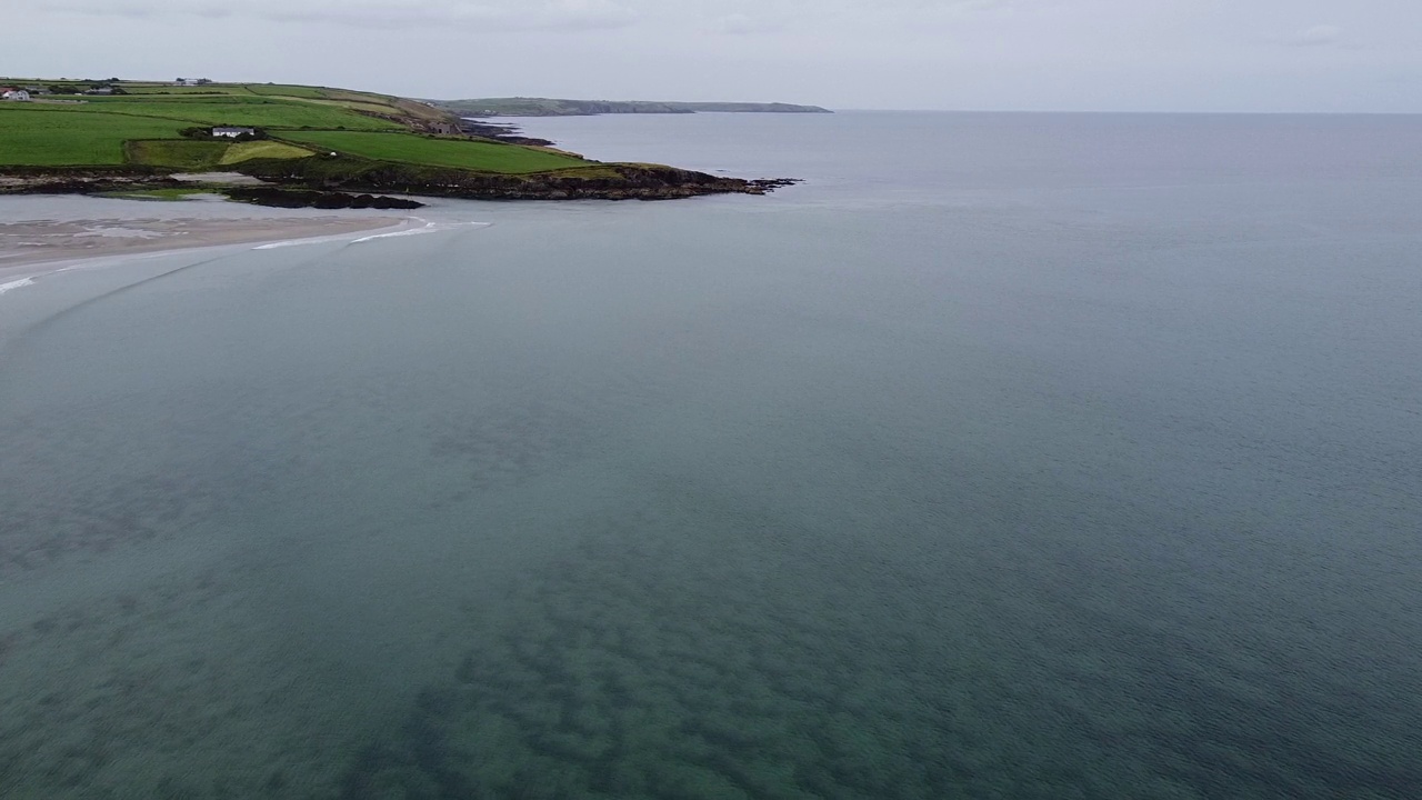 爱尔兰大西洋海岸的岩石岬。在灰蒙蒙的天空下，风景如画的广阔水域。海景。视频素材