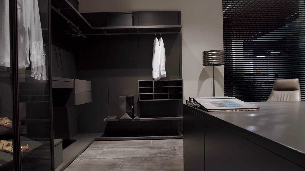 黑色衣柜与滑动黑色门。豪华卧室与步入式衣柜。视频下载