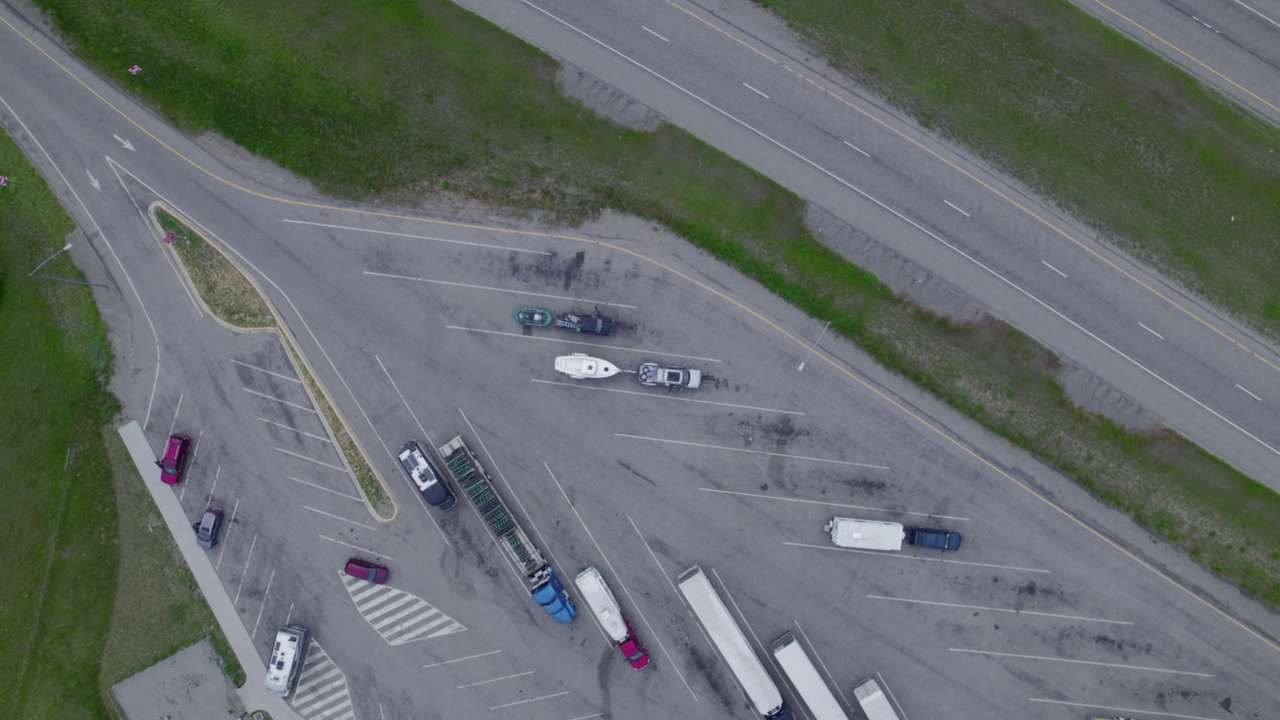 高速公路上休息区的鸟瞰图。卡车停在停车场。视频下载