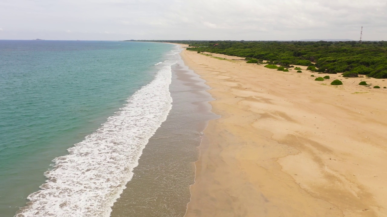 热带风光，美丽的沙滩和蓝色的大海。斯里兰卡。视频素材