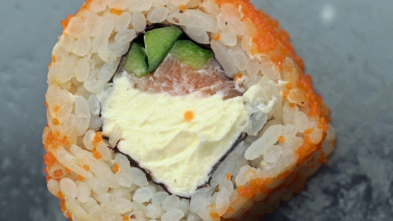 新鲜的芝麻寿司卷旋转特写视频下载