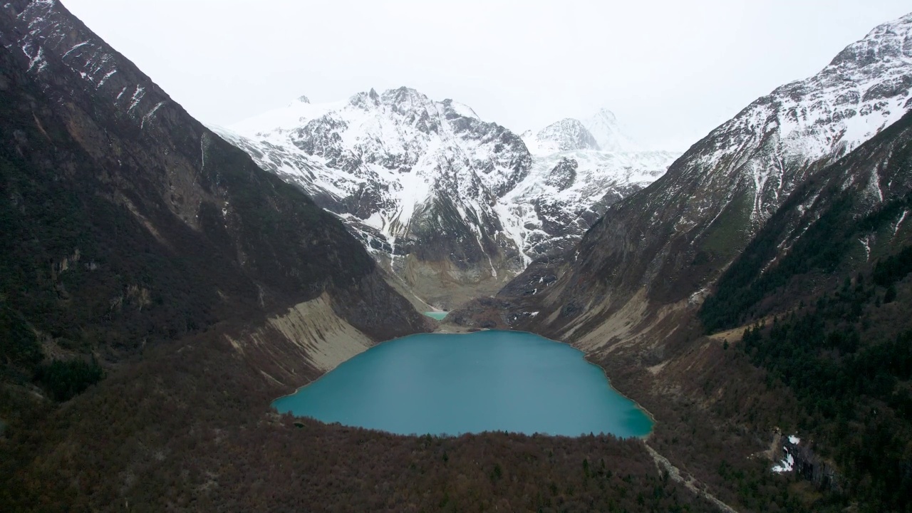 由冰川融雪形成的湖泊视频素材
