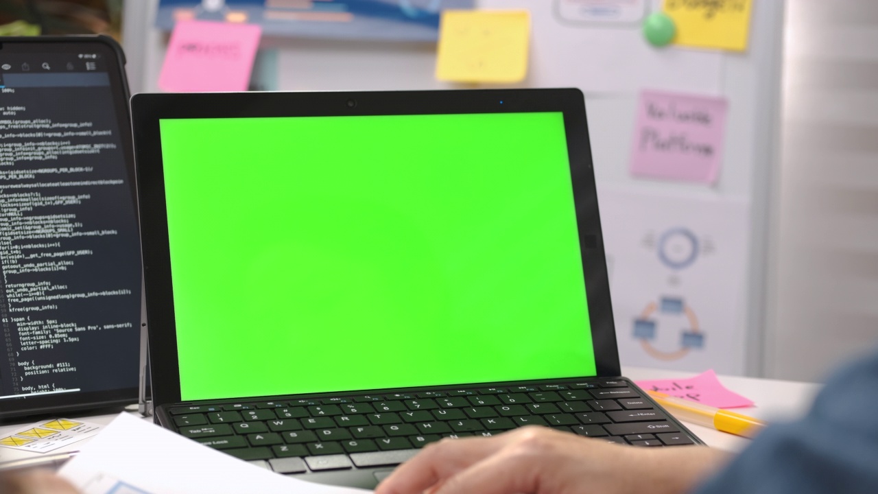 模拟移动绿色屏幕。接近手机软件程序员在笔记本电脑上编写的程序，为UI界面设计手机应用原型视频素材
