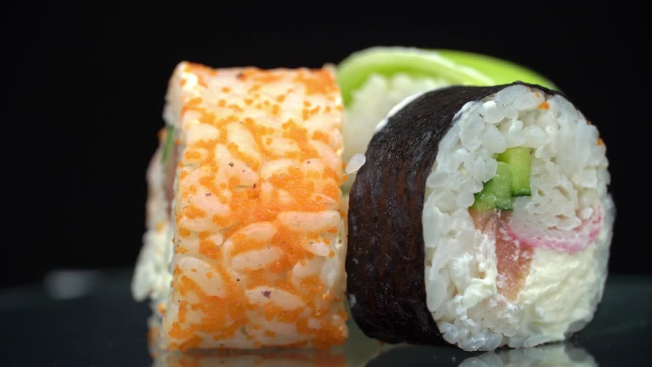 新鲜寿司卷卷卷旋转特写视频素材