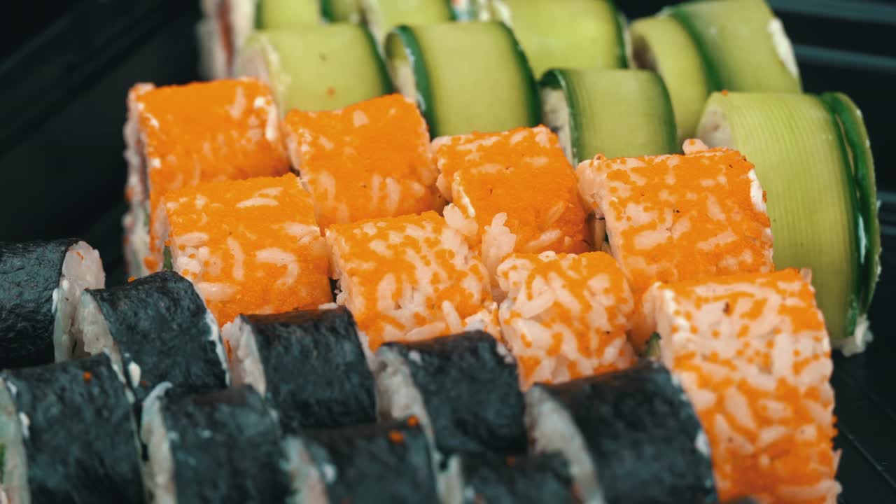 旋转盘上的寿司卷视频下载