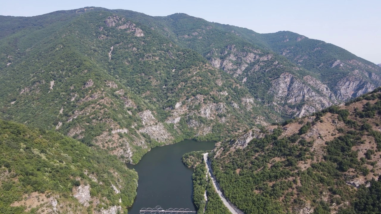 保加利亚，Rhodopes山，Krichim水库鸟瞰图视频素材