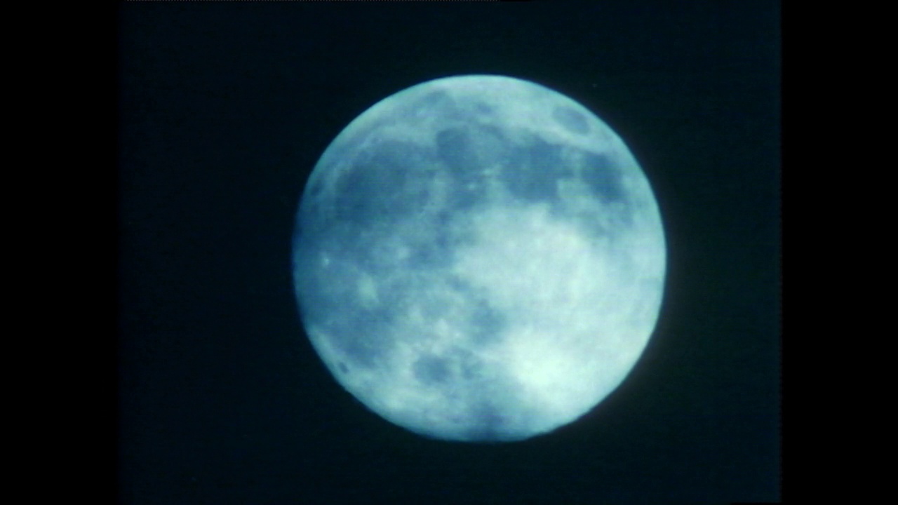 蓝色的月亮和乌云掠过;1981视频下载