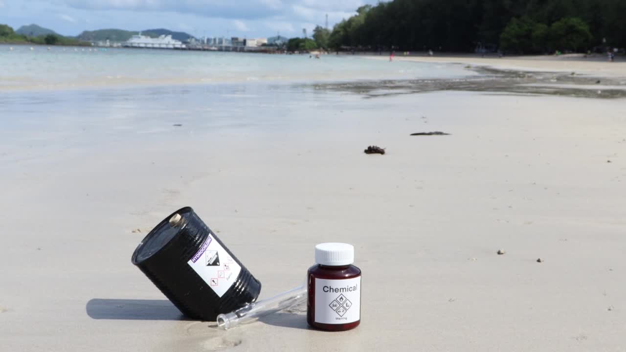 实验室的化学瓶子被丢弃在海滩上视频素材