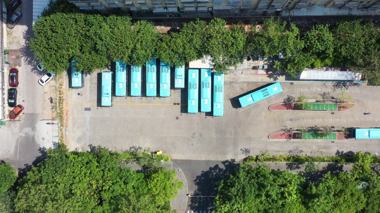 电动巴士停车场的俯拍视频下载