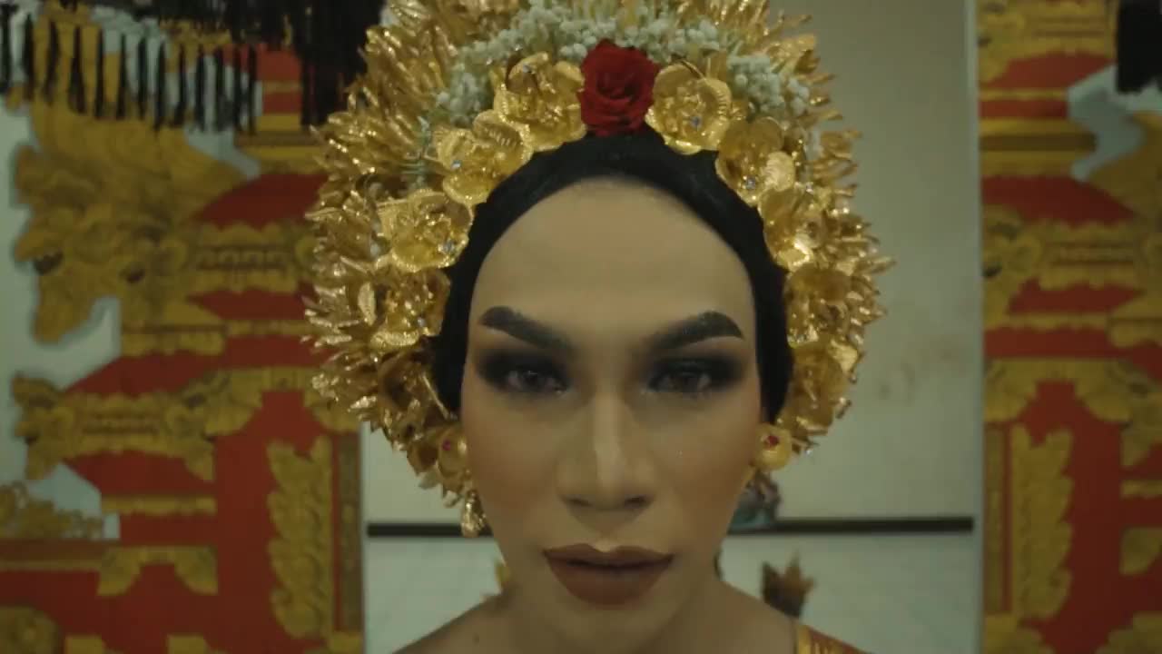巴厘妇女在祈祷时化妆戴金冠的特写镜头视频素材