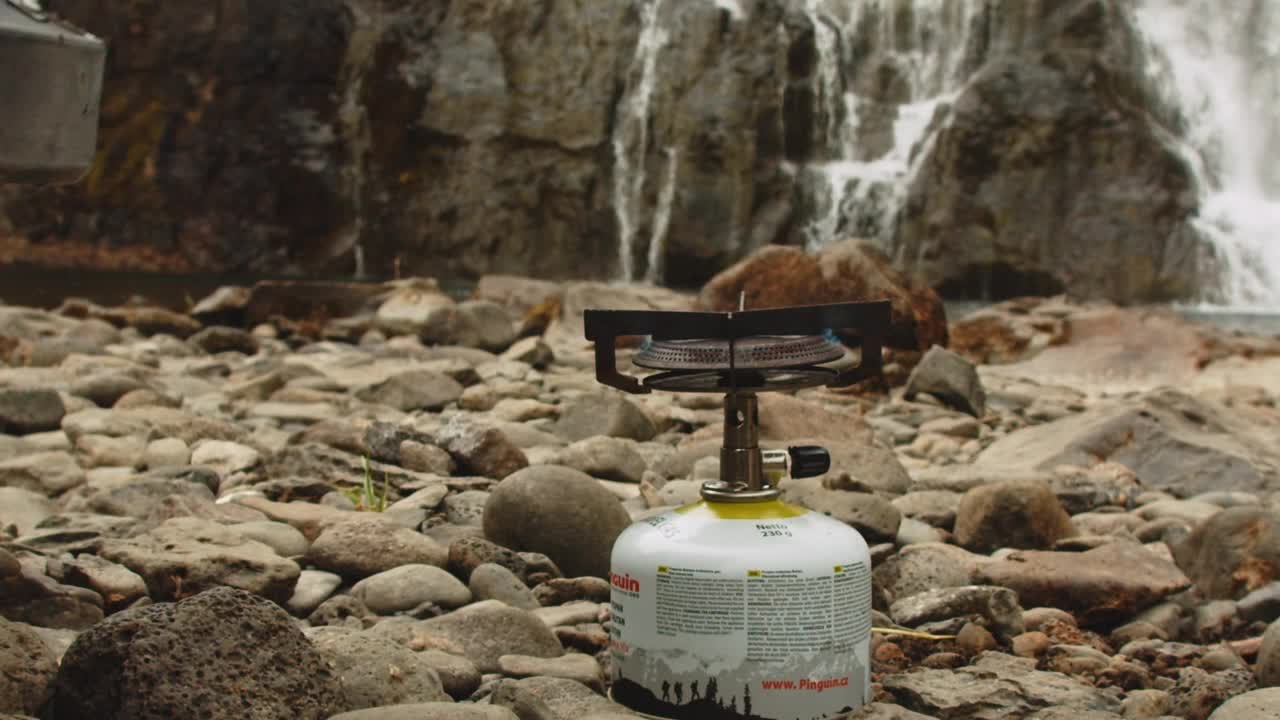 野营炉加热水壶的水视频素材