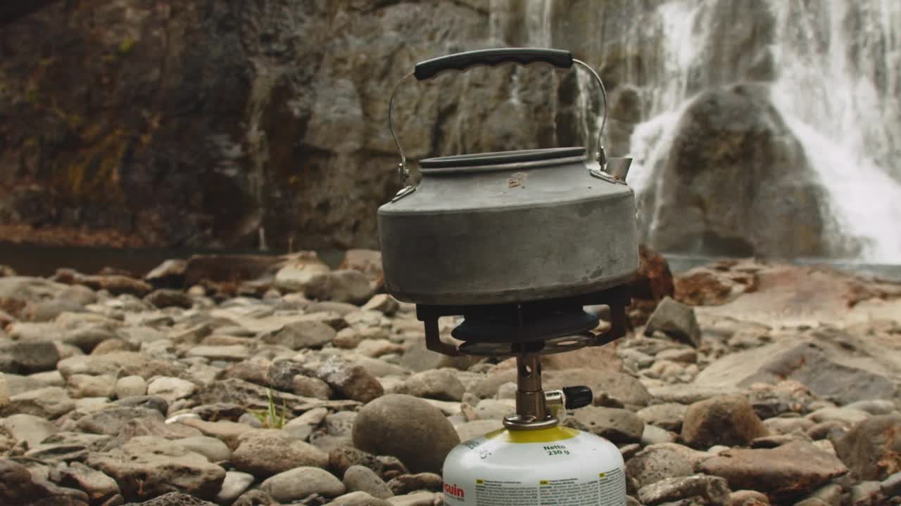 野营炉加热水壶的水视频素材