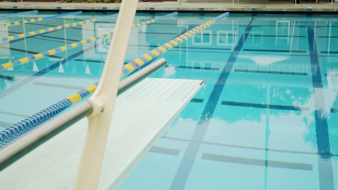 奥运公共泳池上方的跳水板4K 48FPS慢动作视频素材