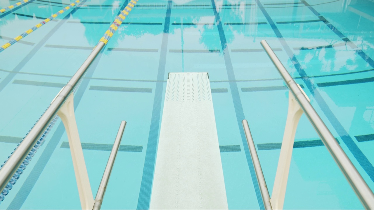 浮向跳水板尽头奥运公共泳池4K 48FPS慢动作视频素材