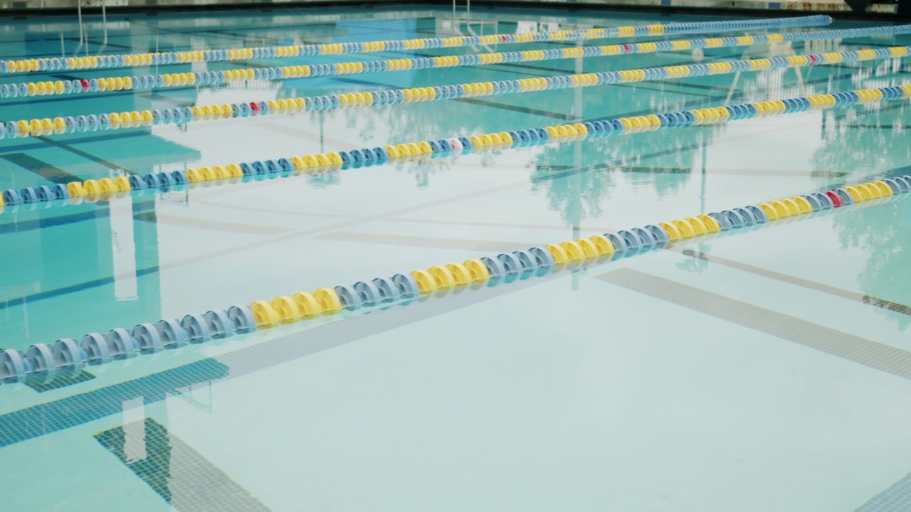 穿越奥林匹克游泳池泳道4K 48FPS慢动作视频素材