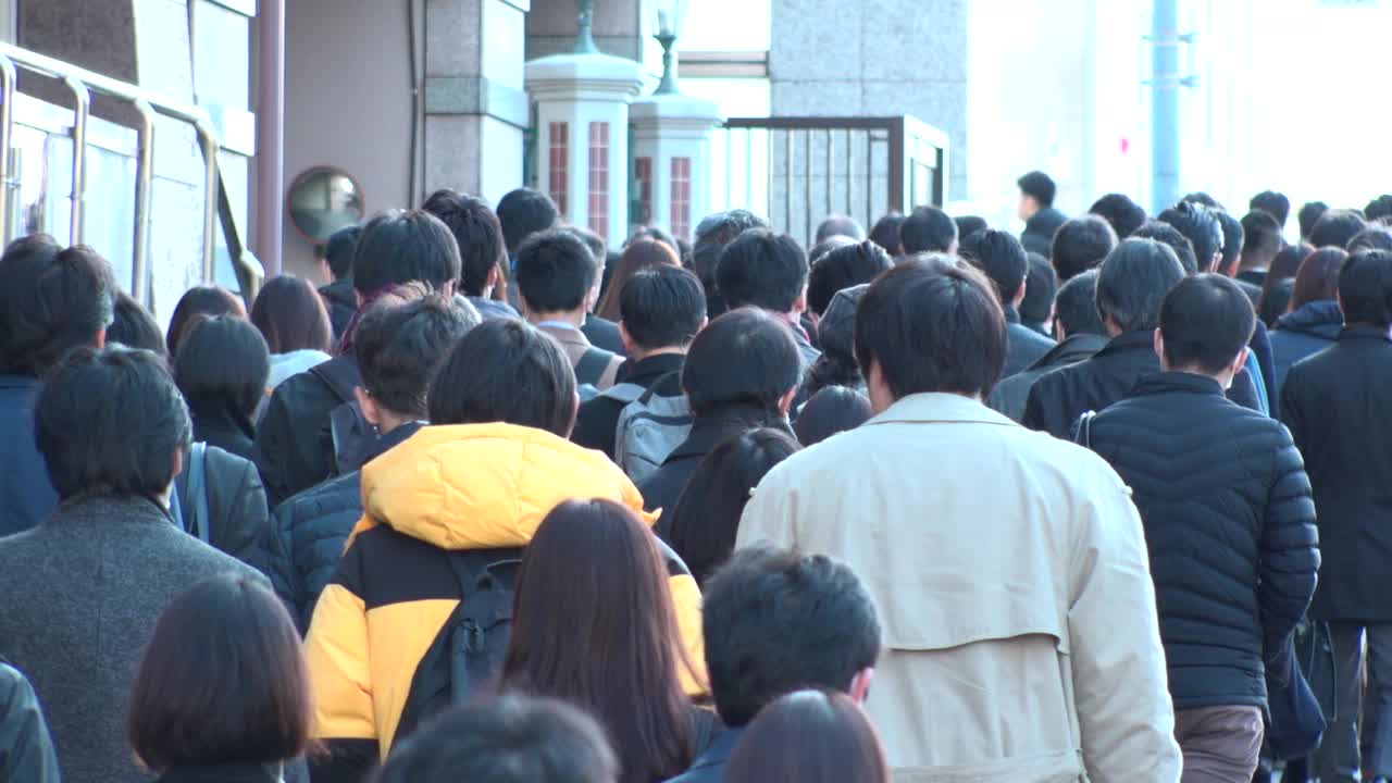 日本东京:一群人走在街上。慢动作镜头。视频素材