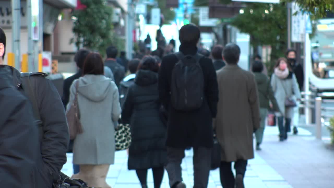 日本东京:一群人走在街上。慢动作镜头。视频素材